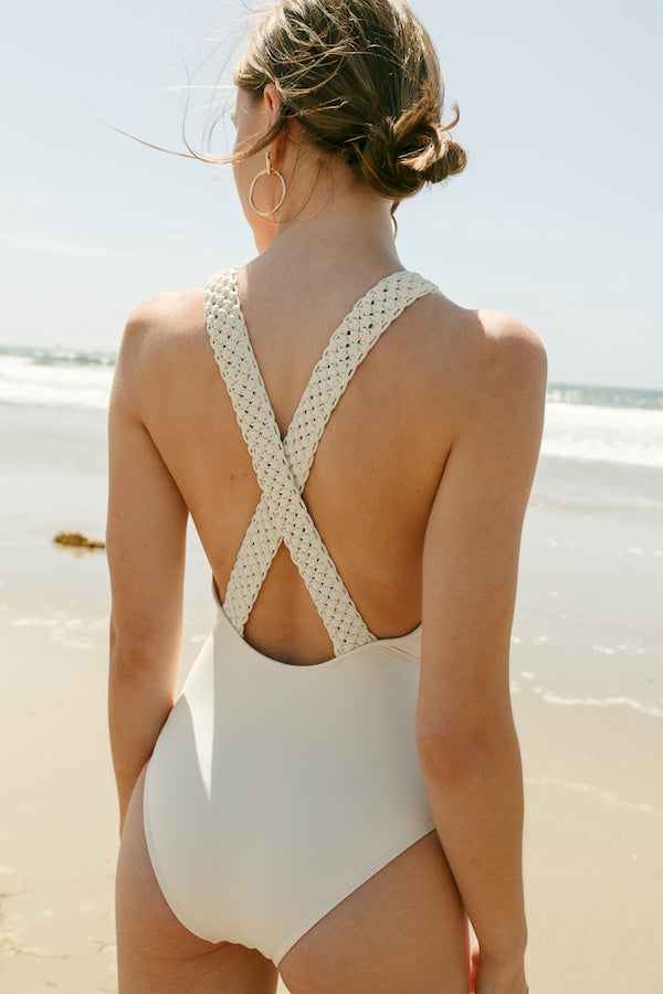 Back straps in hand-woven macrame on the Celeste ivory